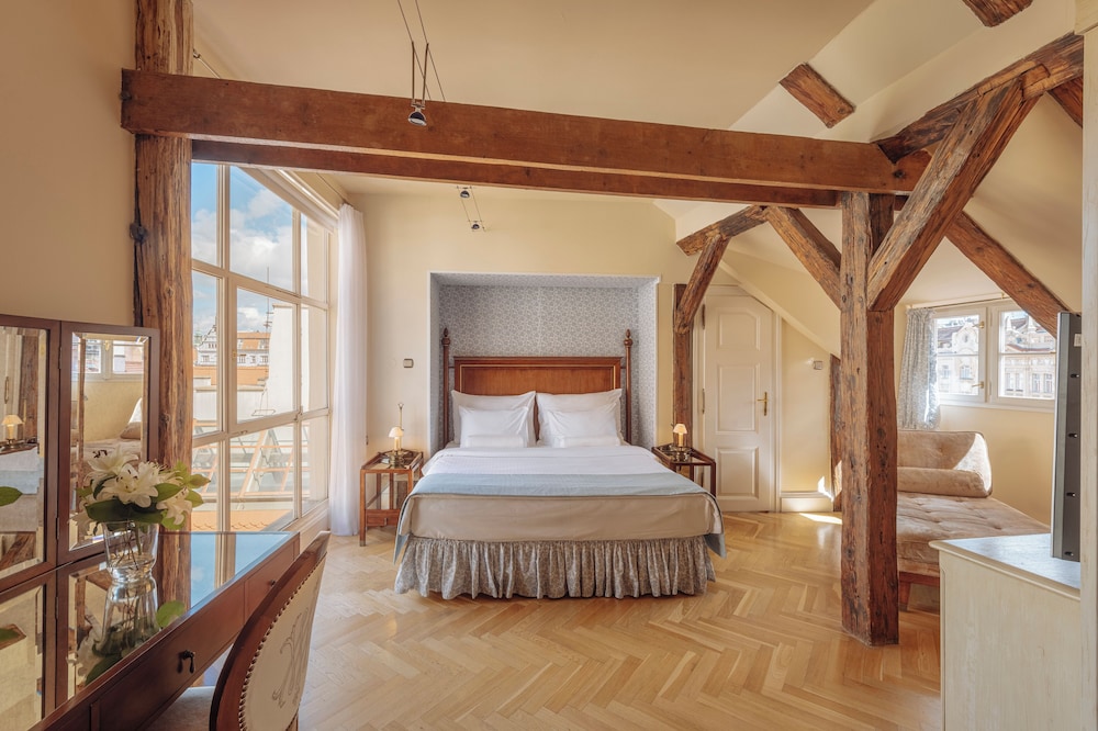 EXECUTIVE, KING BED
