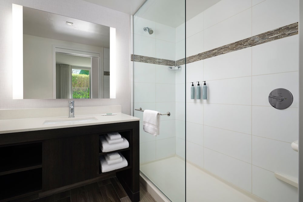 1 Bedroom, Suite, King Bed, Sofa, Residence Inn Miami Beach Surfside 4/8