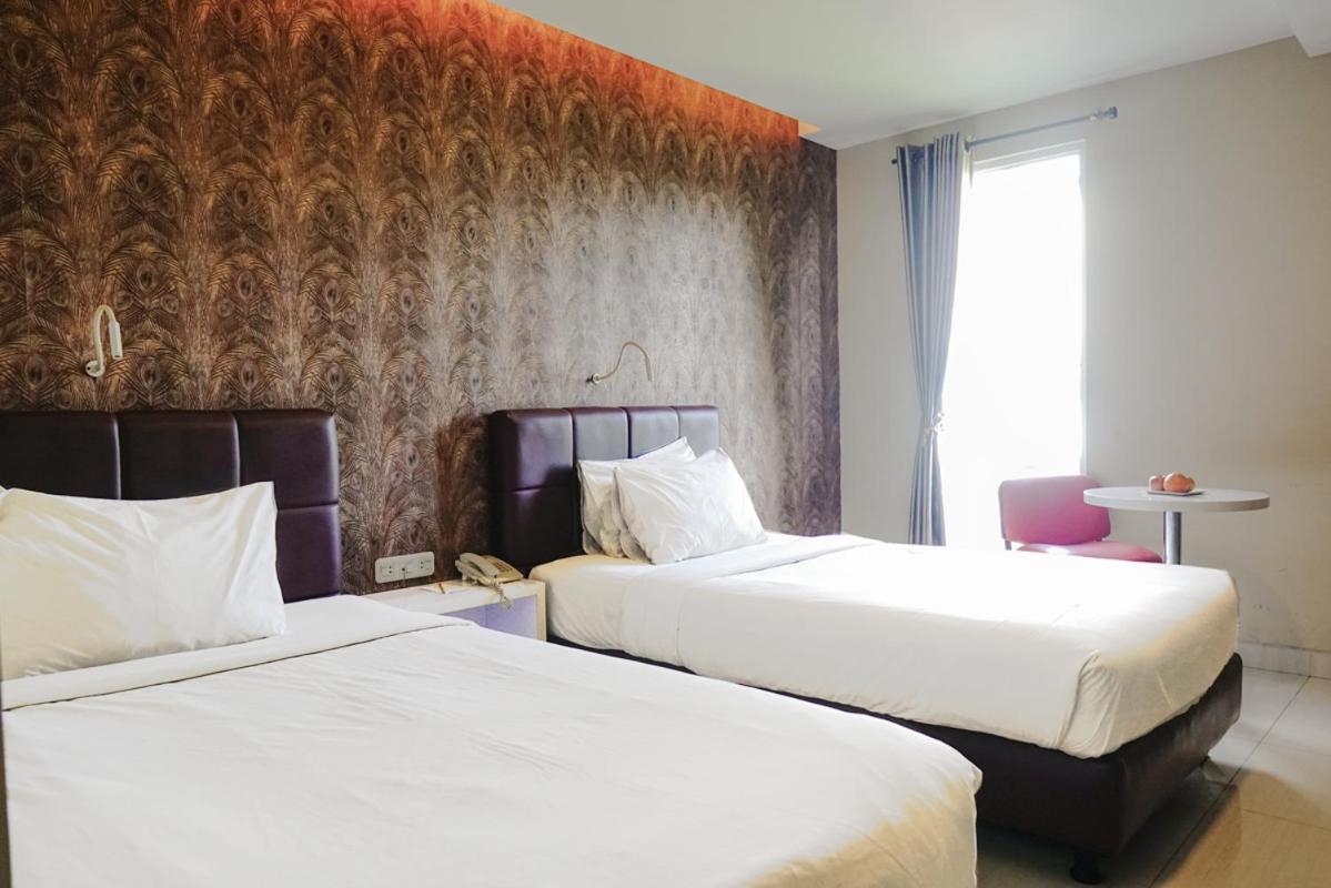 Deluxe, Double or Twin Bed, City View, Empress Hotel Makassar 2/4