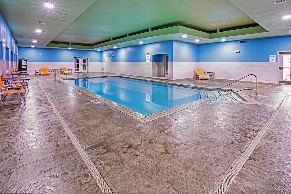 Holiday Inn Express Hotel Suites Jenks 39/72