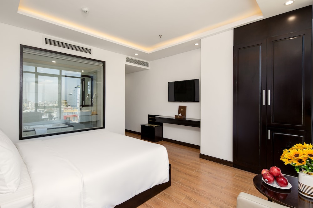 DELUXE, DOUBLE BED, CITY VIEW, BATHTUB