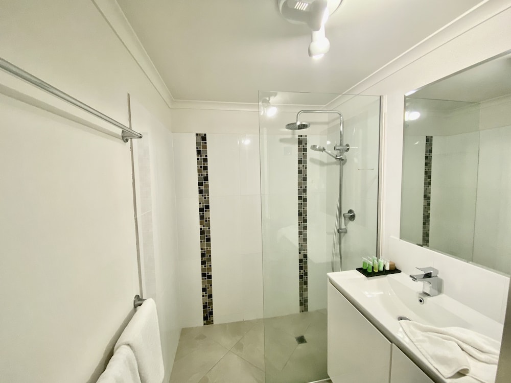 شقة بريميوم بسريرين منفصلين بإطلالة على البحر بغرفة نوم واحدة، CAIRNS BEACH RESORT 5/7