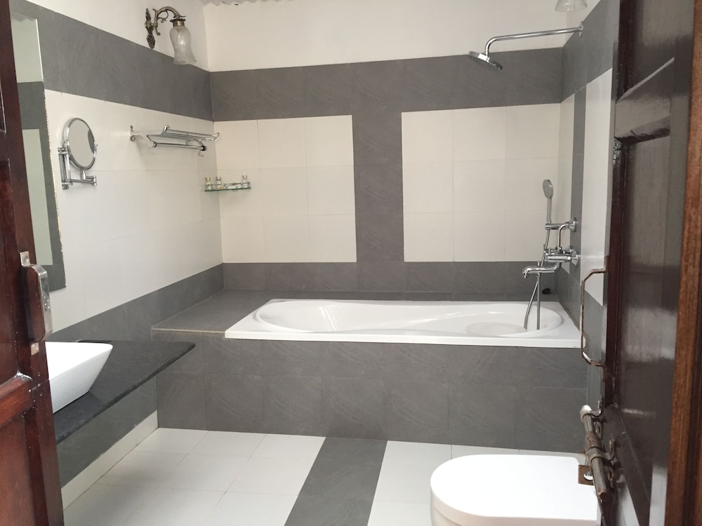 HOTEL RATAN VILLAS 30/32