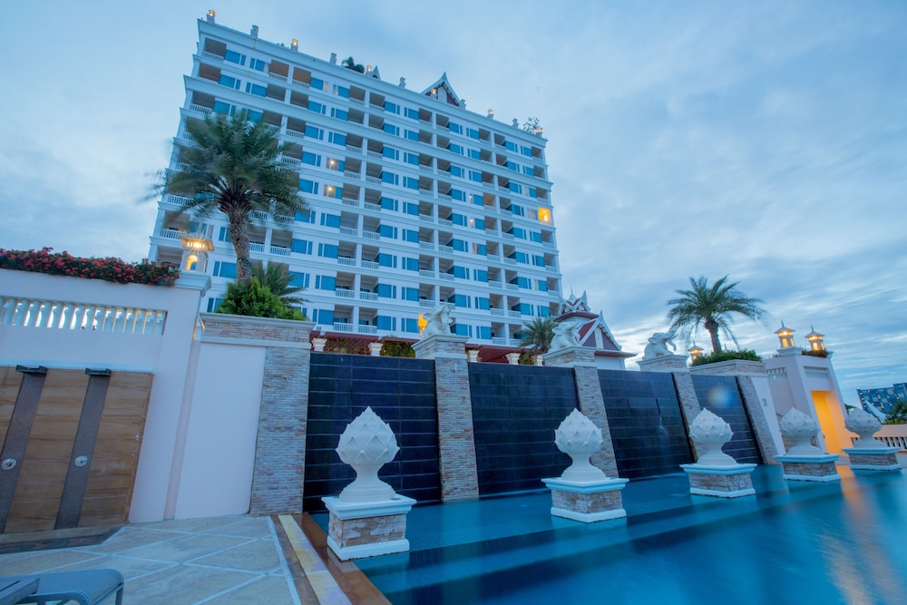 Grand Pacific Sovereign Resort and Spa 11/68