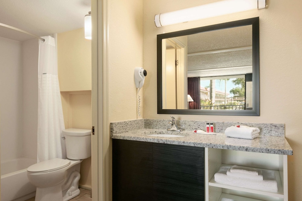 Days Inn by Wyndham Clearwater/Gulf to Bay 17/28