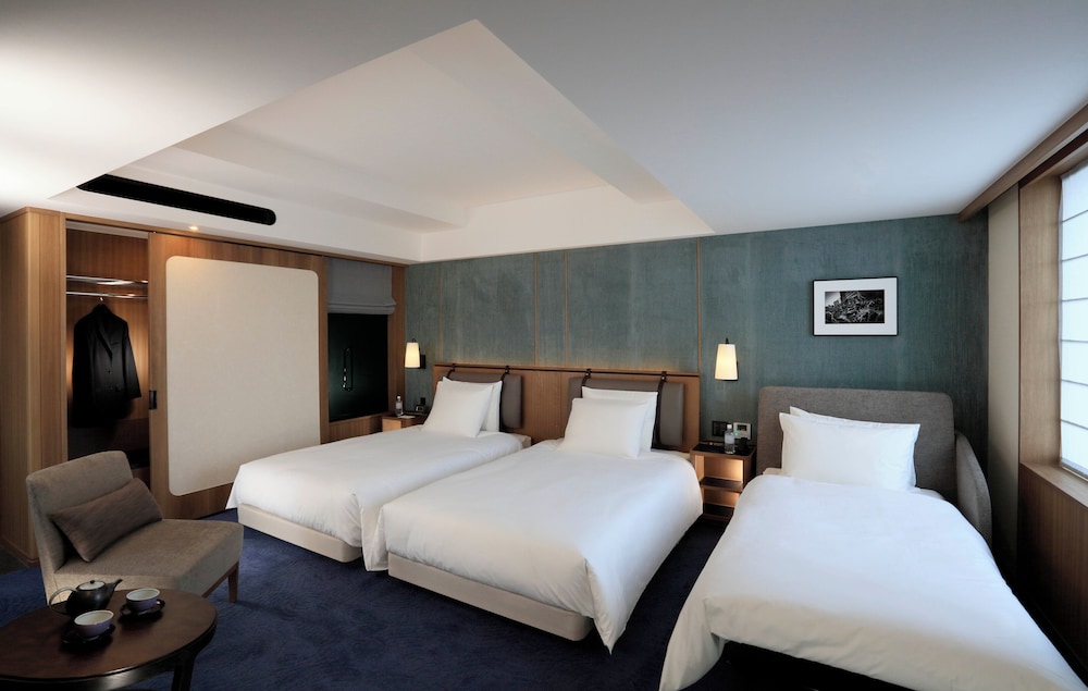 SUPERIOR, TWIN BEDS, SOFA, HIGH FLOOR