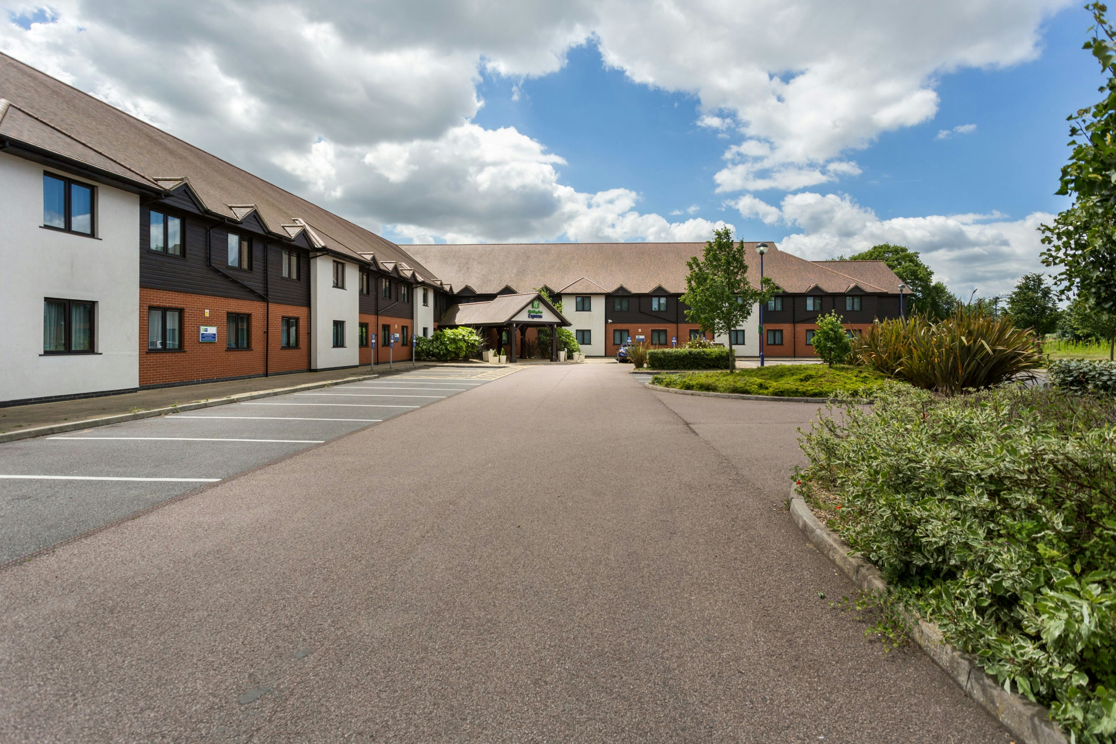 HOLIDAY INN EXPRESS COLCHESTER 30/33