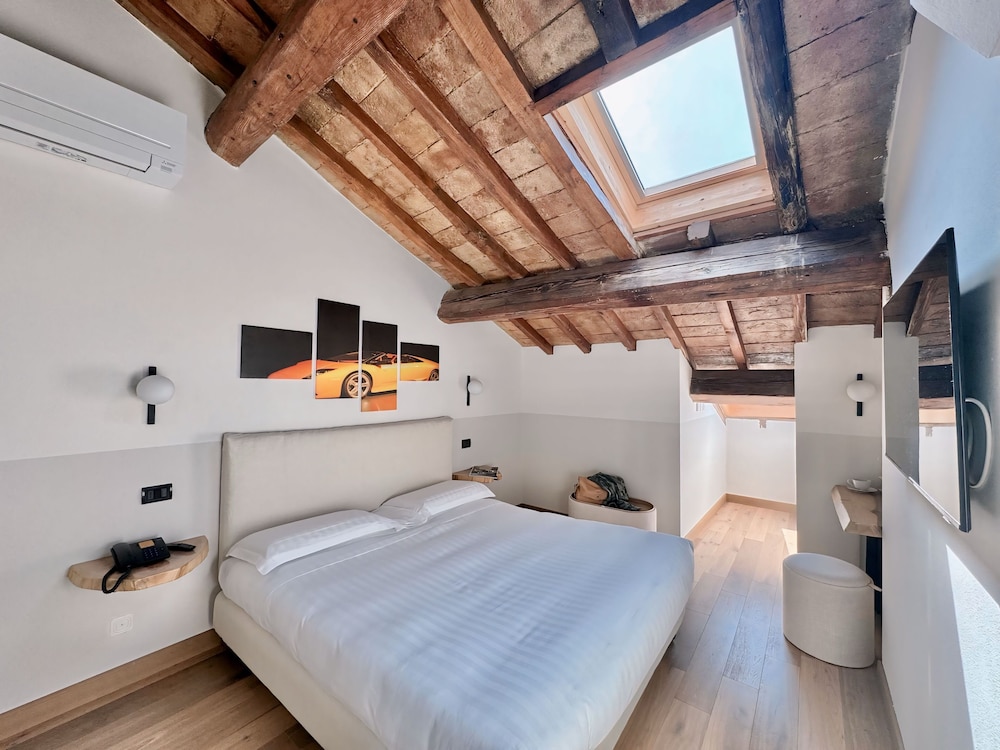 ROOM, DOUBLE BED, ATTIC