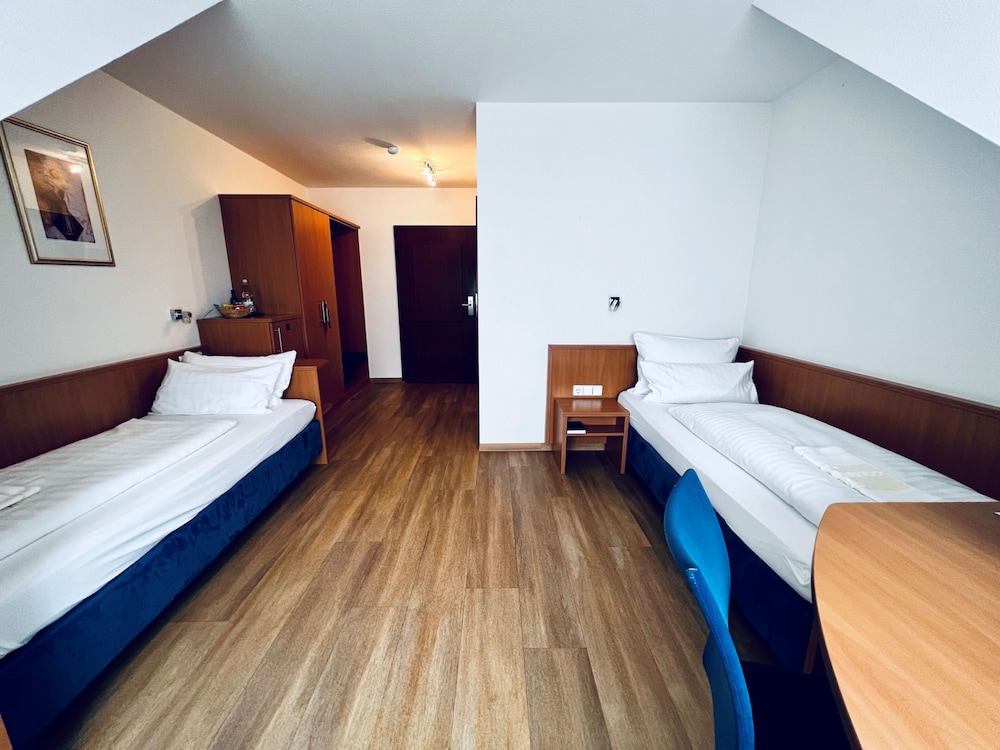 Hotel & Restaurant Goldener Pflug 24/77