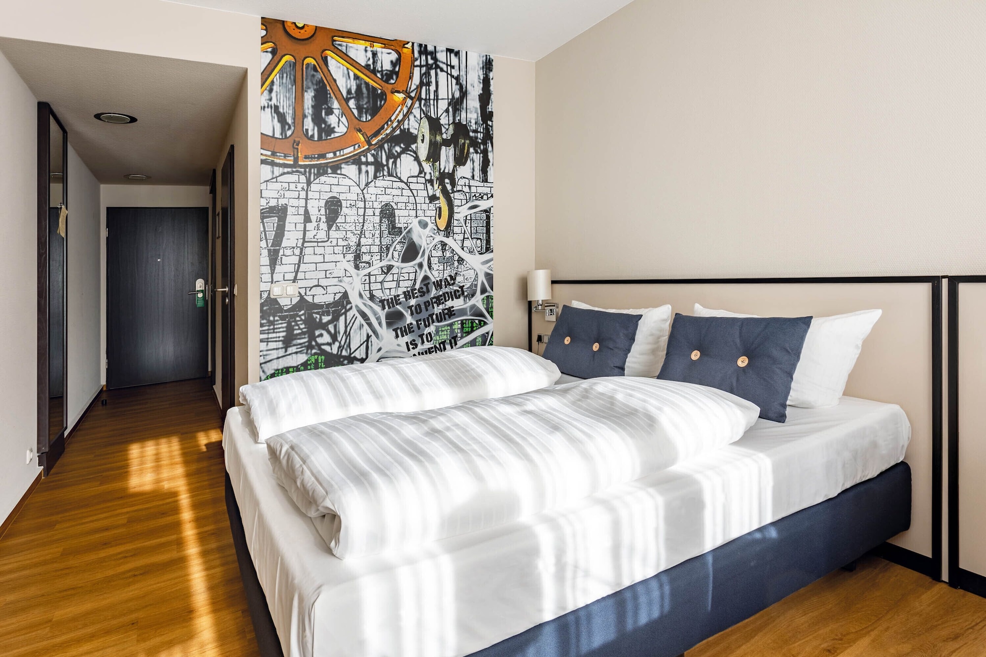 Plus, Standard, Queen Bed