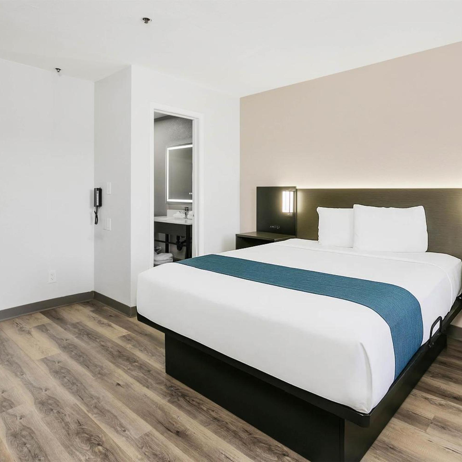 1 King Bed Non-Smoking, Micfridge