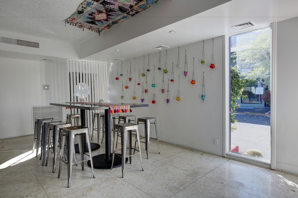 Caliente Tropics Hotel 31/34