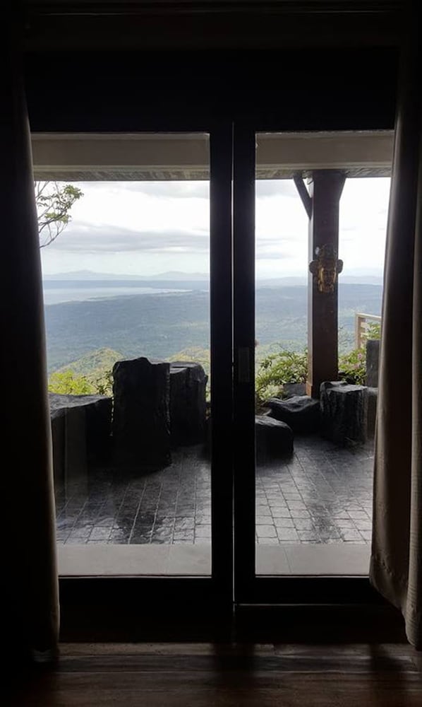 The Oriental Luxury Suites Tagaytay 26/50