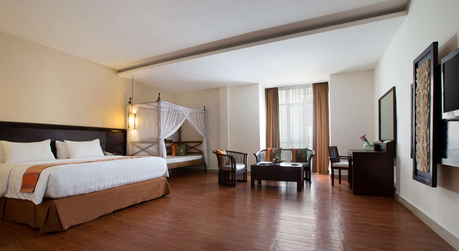 Junior Suite, King Bed, Garden View