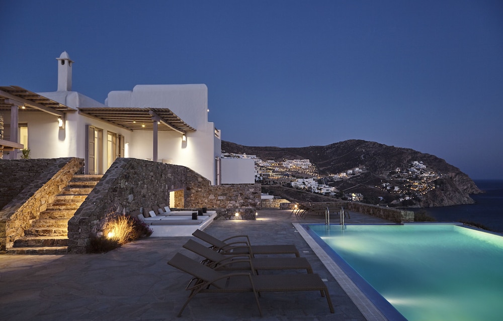 Elia White Residence 43/48