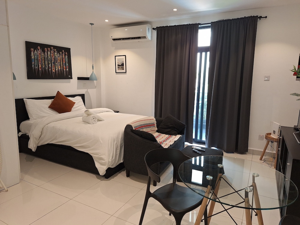 Embassy Gardens Premier Suites 22/50