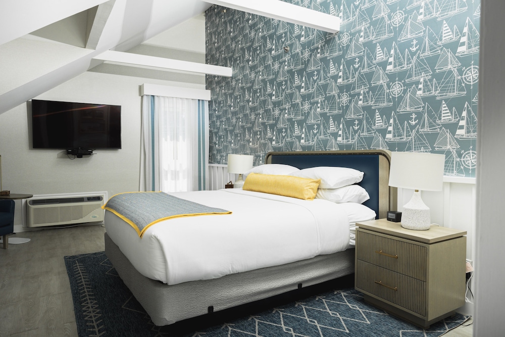 Room, King Bed, Water View
