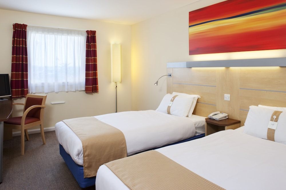 Holiday Inn Express Cardiff Airport 14/27