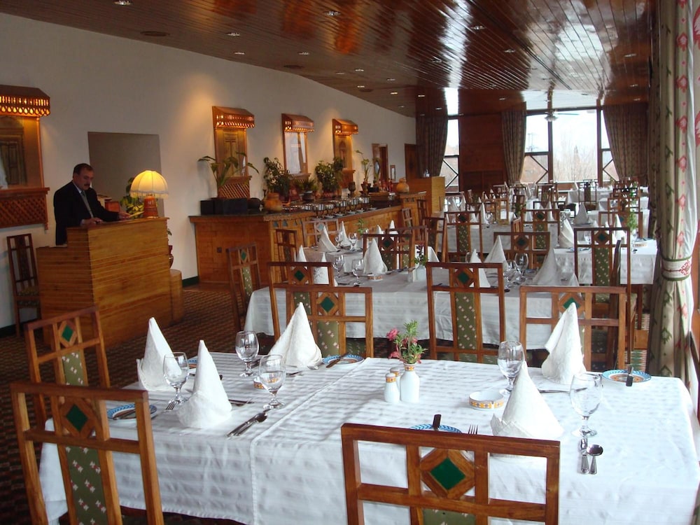 restaurant cafeteria
