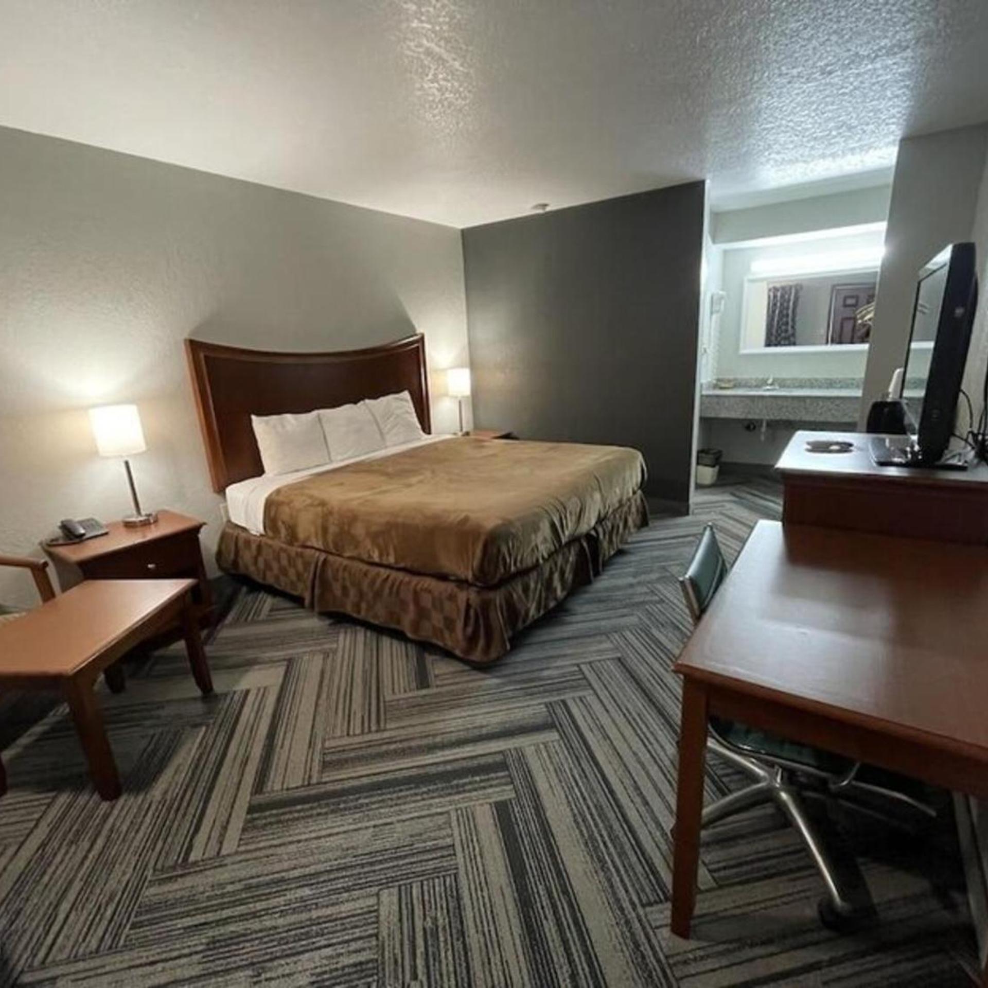 1 King Bed - Non-Smoking, Micfridge