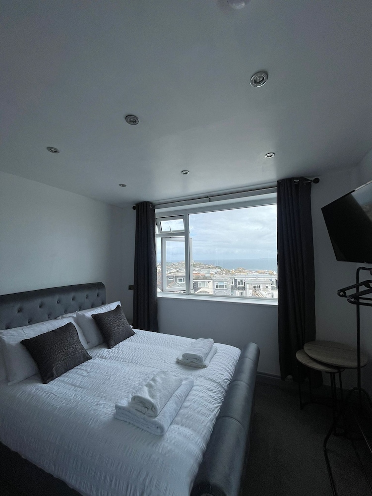 OYO Shore Surf Lodge 17/50