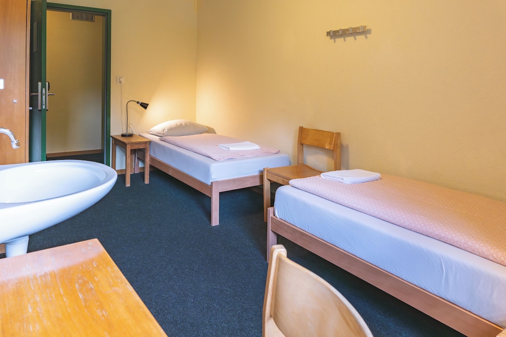 Youth Hostel 22/63