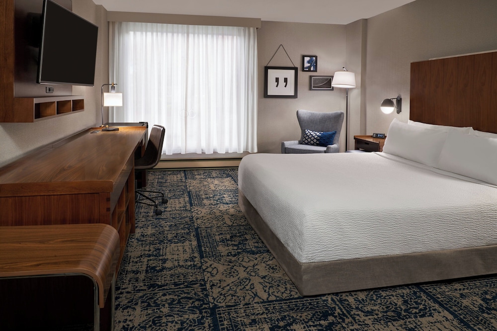 TRADITIONAL, KING BED
