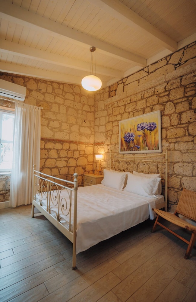 LUXURY, KING BED, CITY VIEW