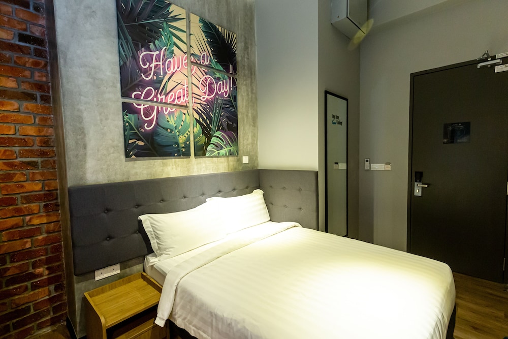 ROOM, DOUBLE BED, NO WINDOW