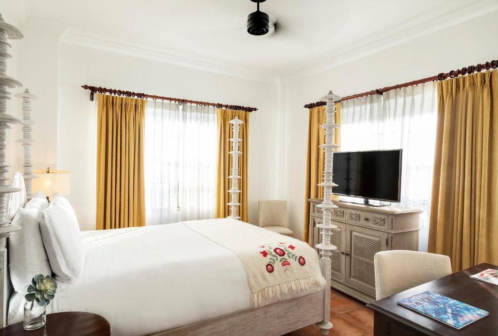 STUDIO, SUITE, QUEEN BED, DISTRICT VIEW