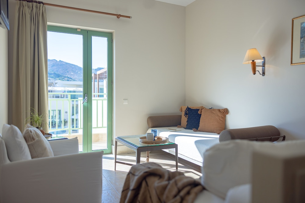 جناح بسرير مزدوج وسريرين منفصلين لذوي الإعاقة، GRAND BAY BEACH RESORT KOLYMBARI 2/5