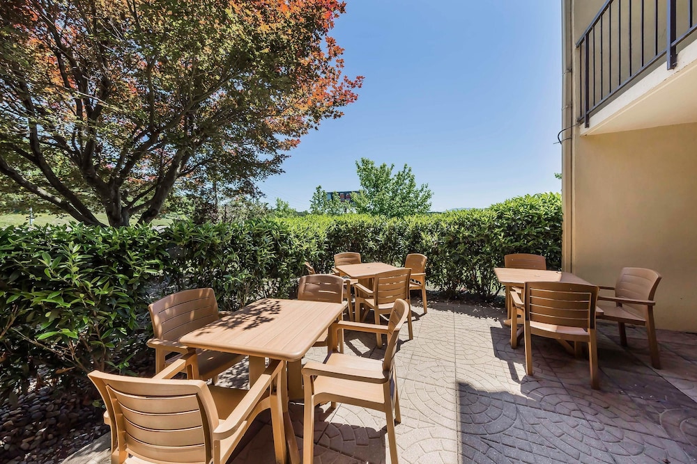 Quality Inn & Suites Sevierville - Pigeon Forge 30/34