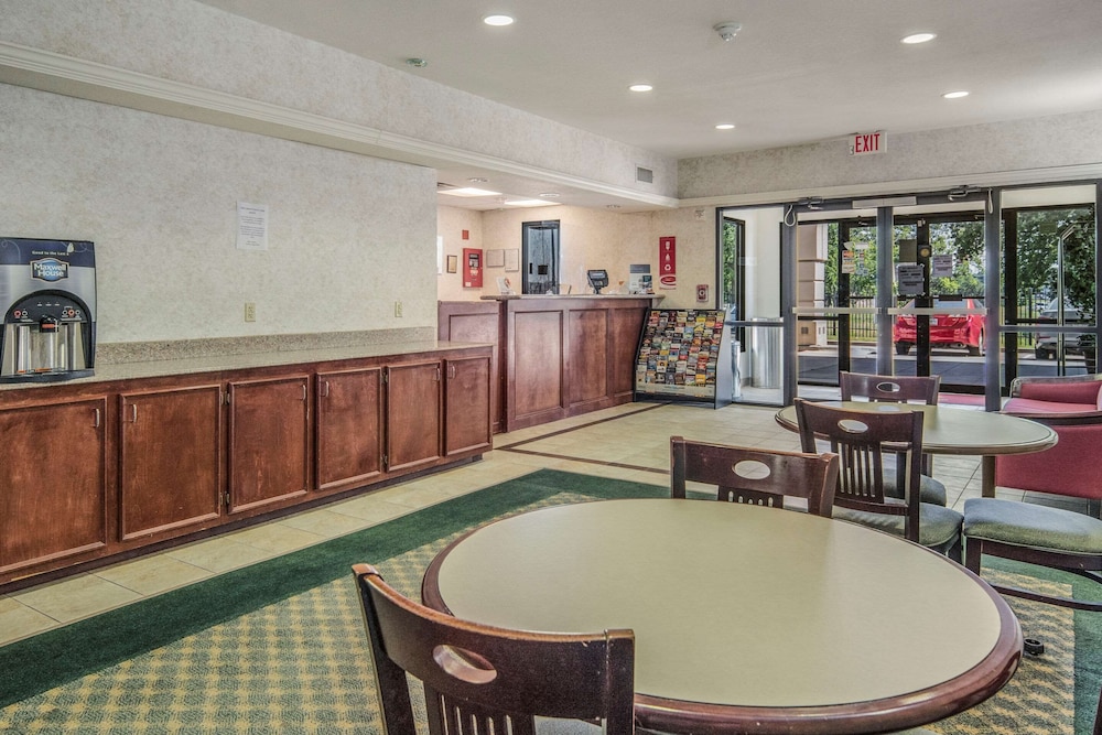 Econo Lodge Weatherford 27/33