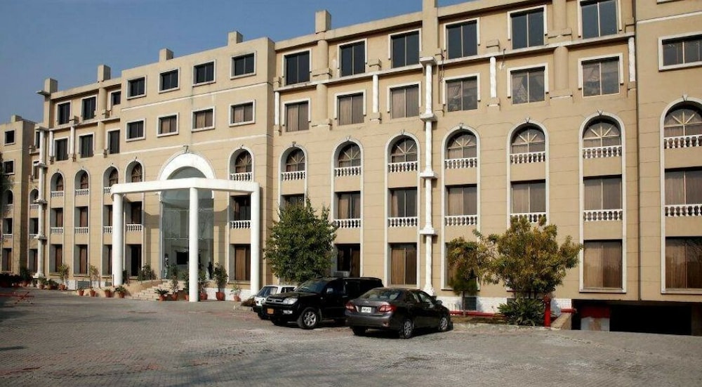 Avari Xpress Islamabad 33/42