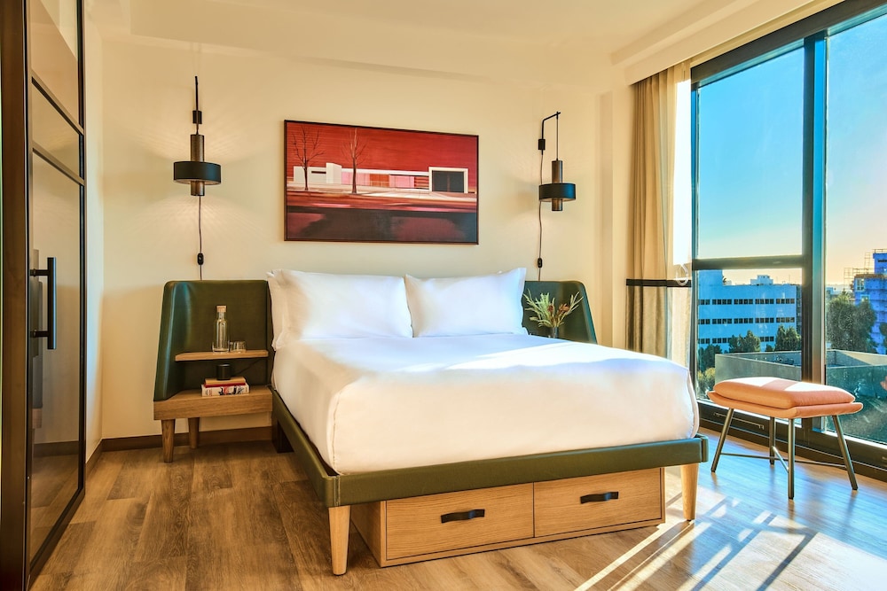 HOLLYWOOD VOLUME, a Tribute Portfolio Hotel 12/50