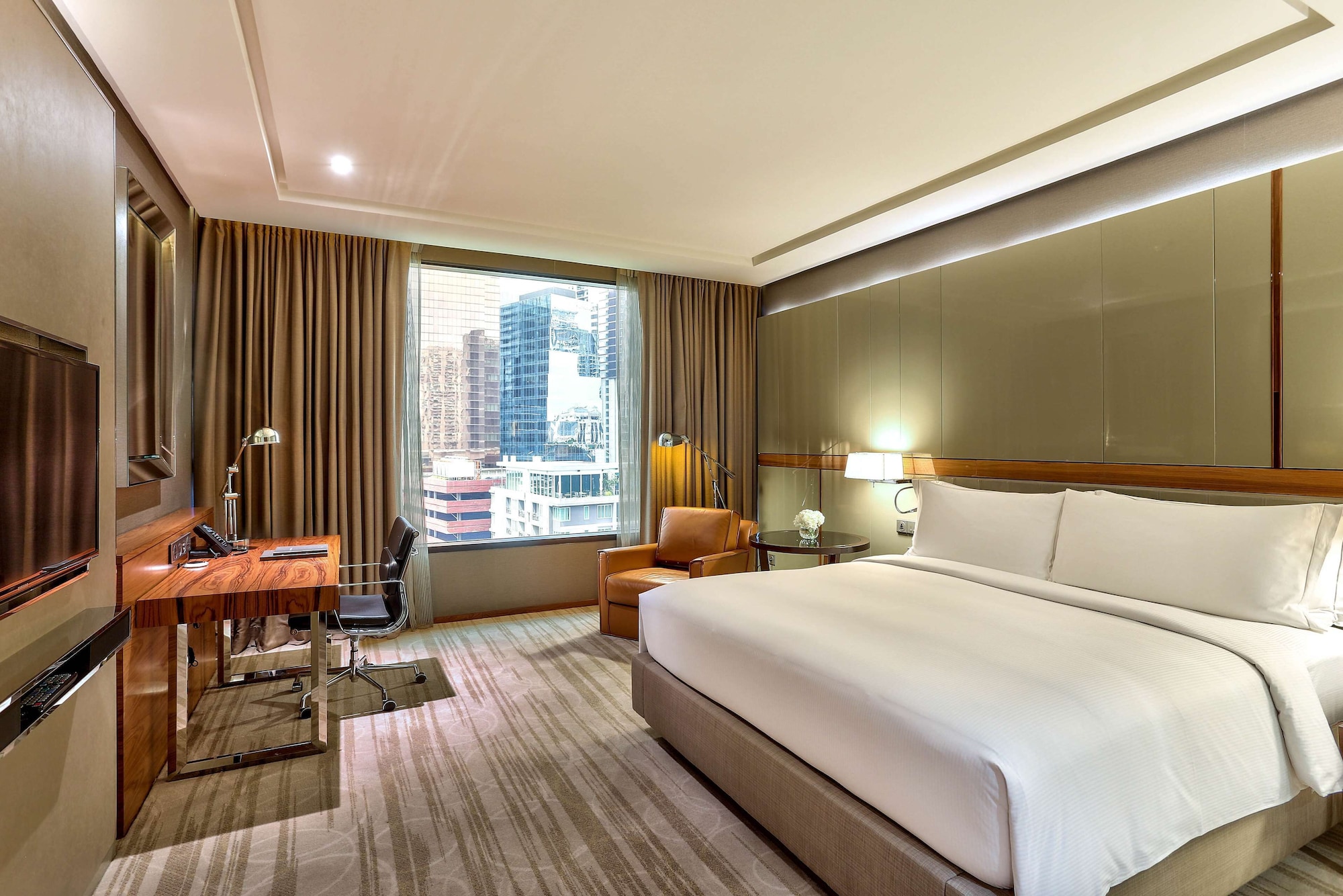 DELUXE, KING BED, ACCESSIBLE
