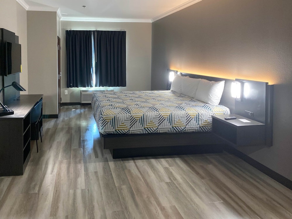 SUITE, KING BED