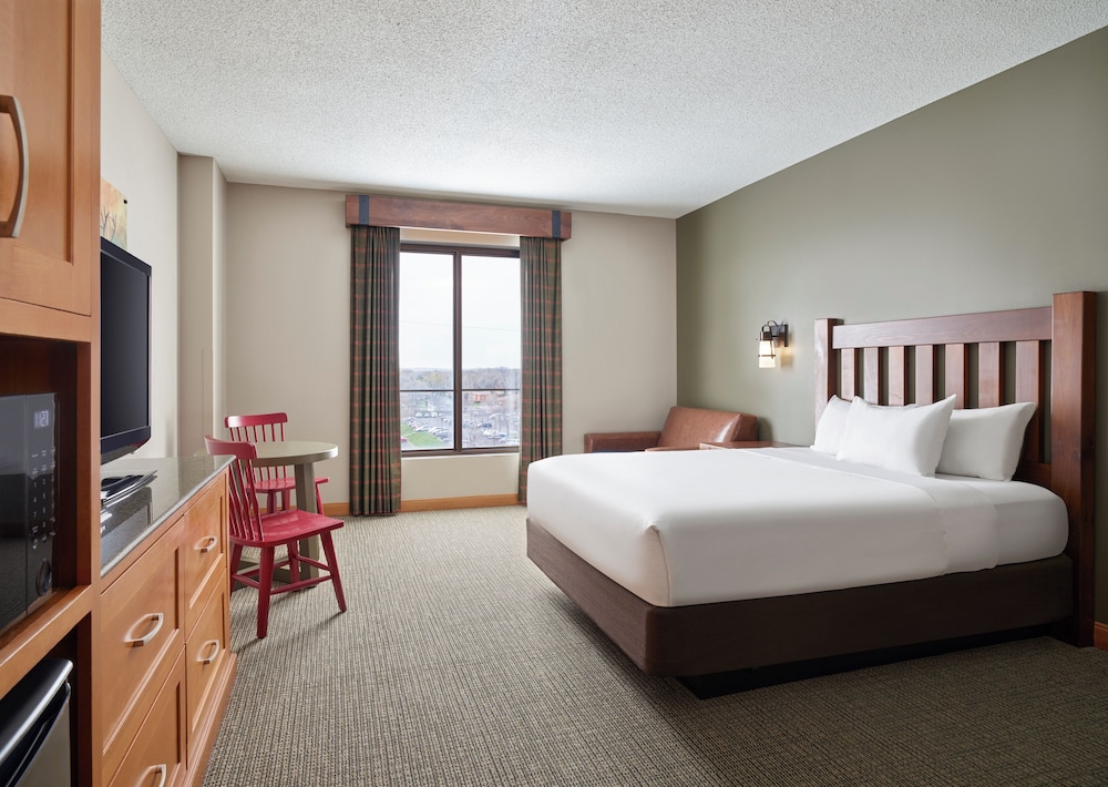 Suite, Queen Bed, Sofa