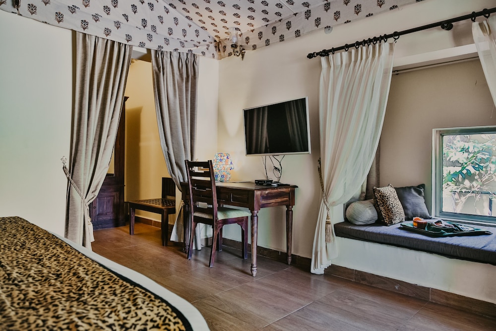 Gir Lion Safari Camp 26/36