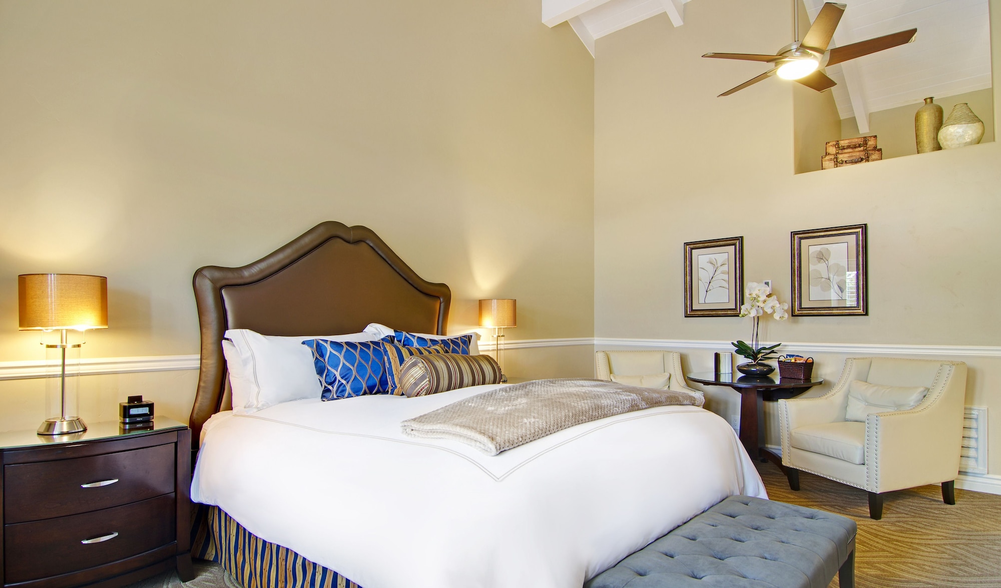 DELUXE, KING BED