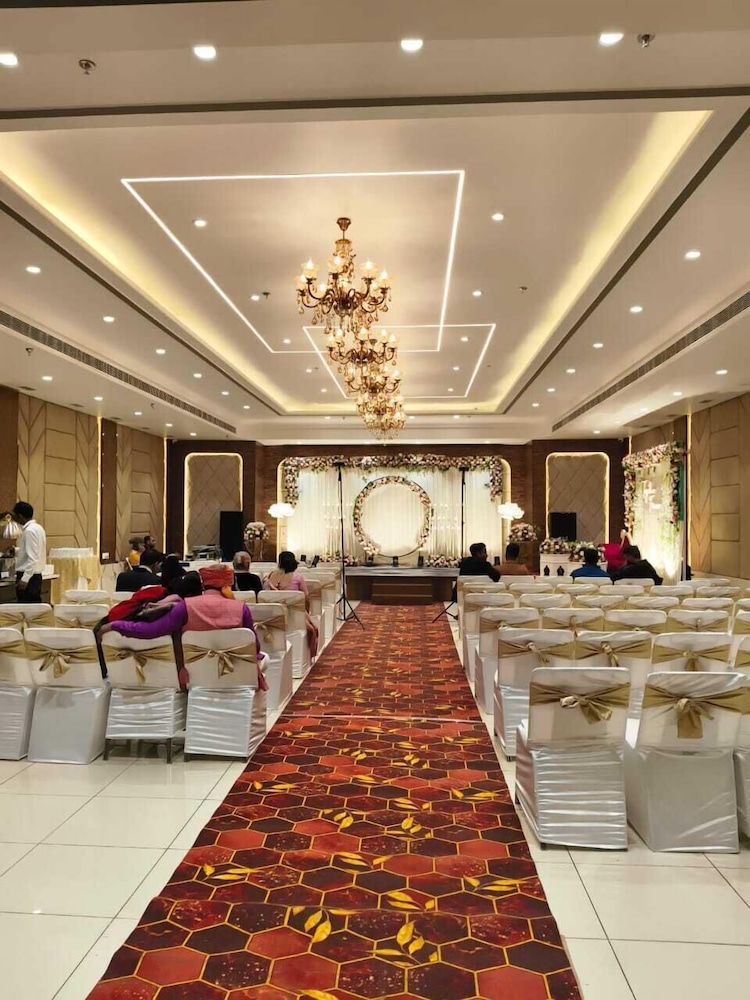 Hotel Yash Regency 8/49