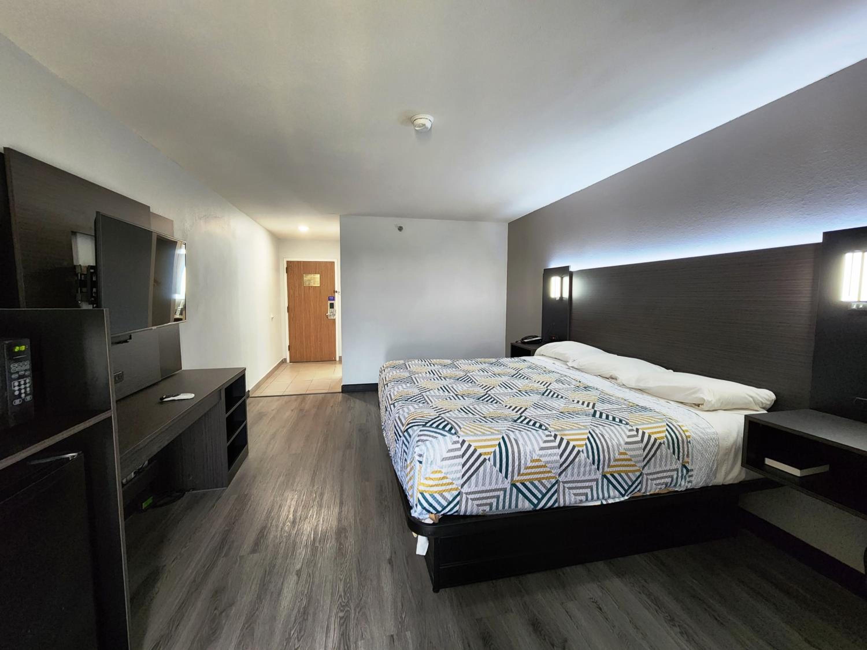 1 King Bed - Non-Smoking, Micfridge
