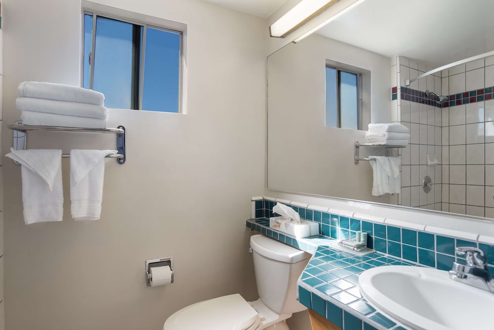 غرفة قياسية بسرير كوين وسرير فردي، SureStay Hotel by Best Western San Rafael 8/8