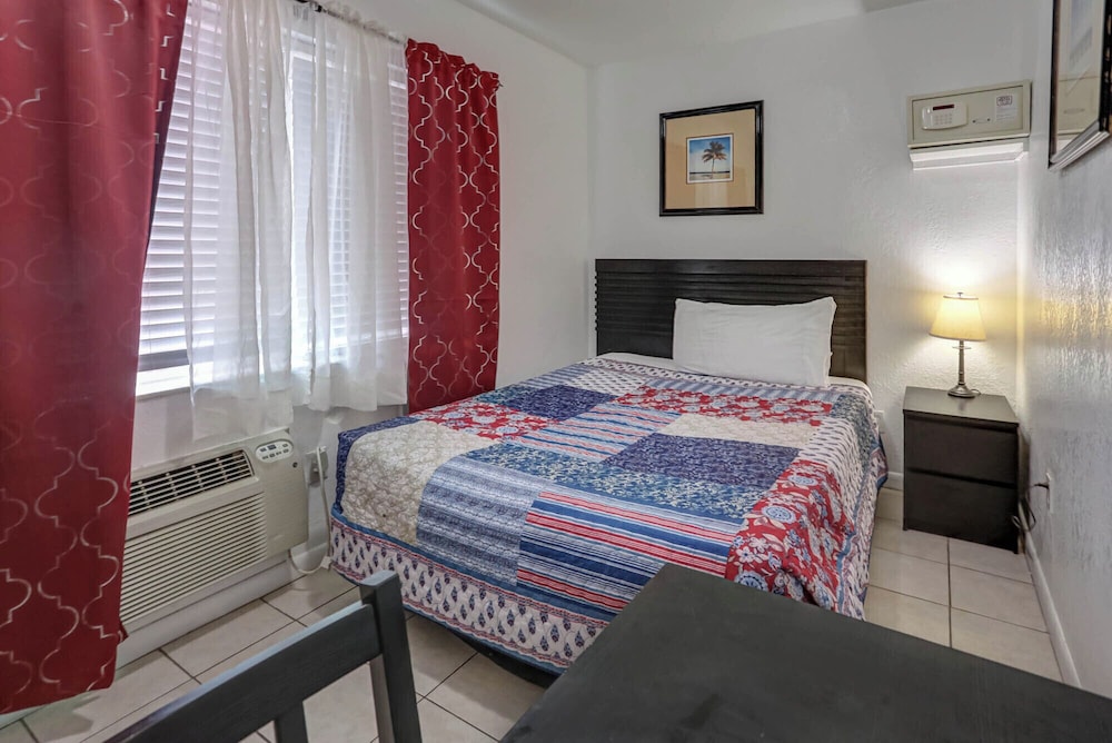 STANDARD, QUEEN BED, GARDEN VIEW