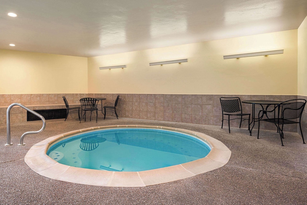 Days Inn by Wyndham Carbondale 19/38