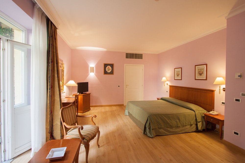ROOM, TRIPLE