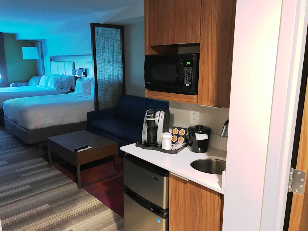 Holiday Inn Express & Suites Miami Airport East 47/69