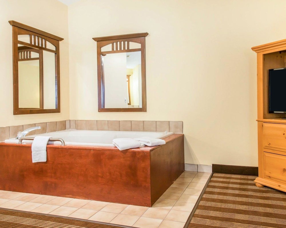 Econo Lodge Inn & Suites Eau Claire South 18/33
