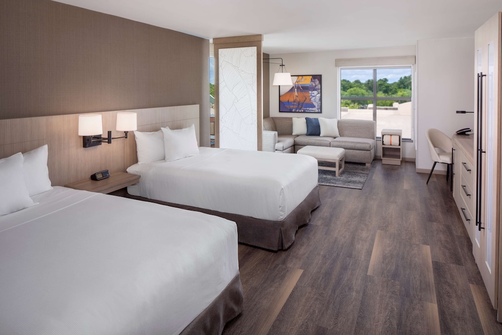 ROOM, 2 QUEEN BEDS, SOFA, ACCESSIBLE