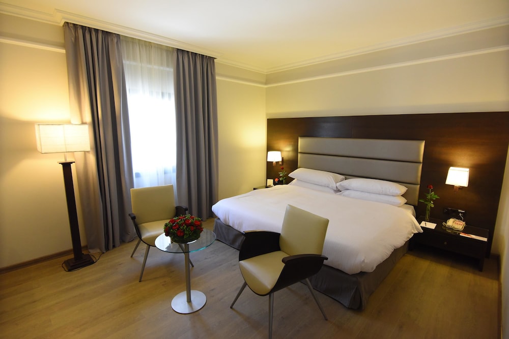 EXECUTIVE, KING BED
